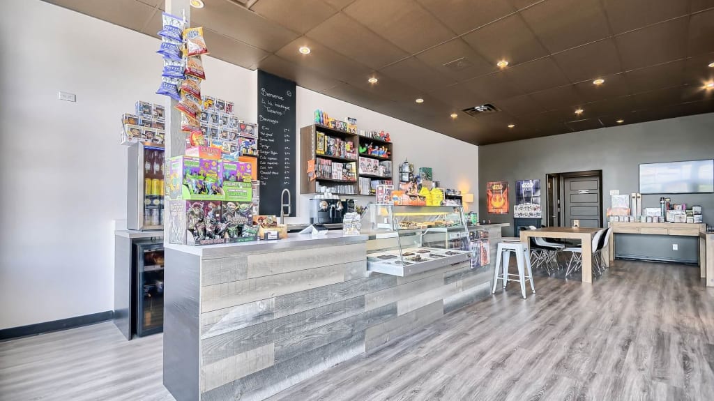 local commercial rénové pour un salon de jeux de société avec comptoir et présentoir