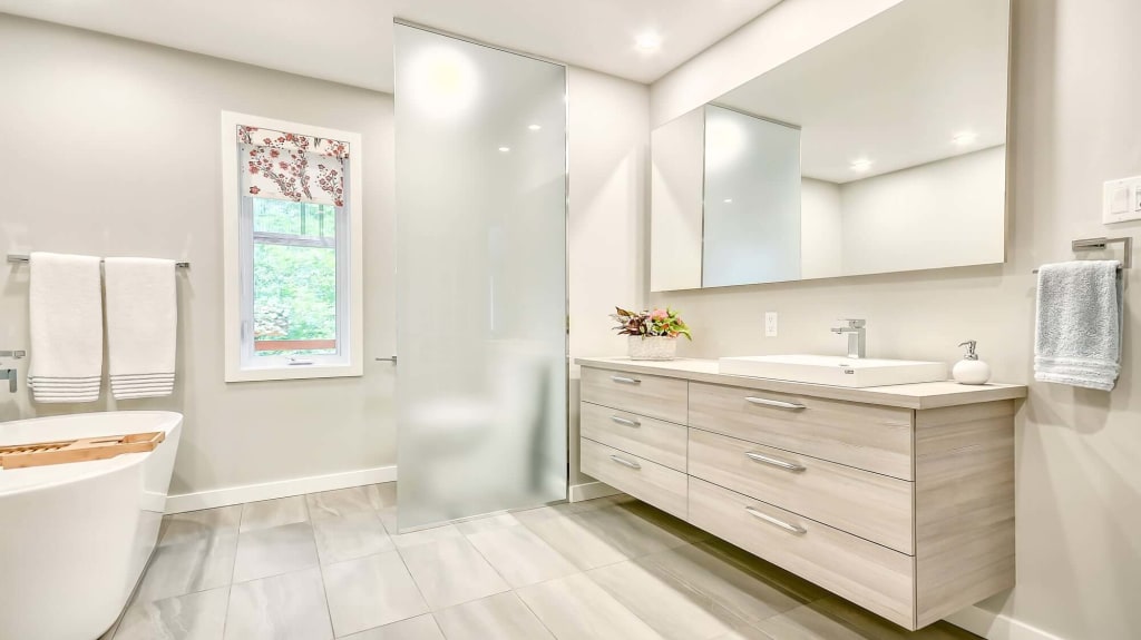 salle de bain moderne dans les tons de beige