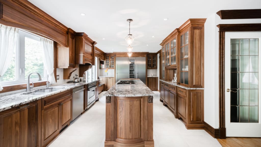 wooden classic kitchen renovation with a big island and granit countertops