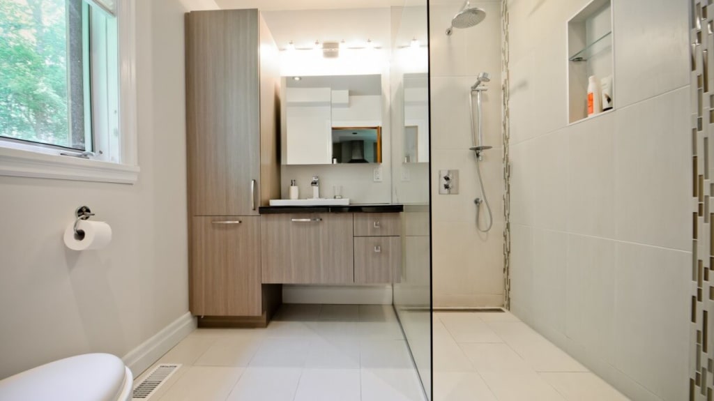 douche en verre ouverte