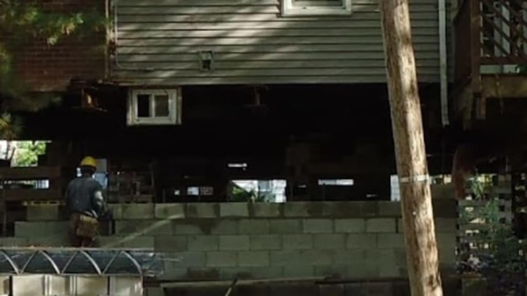 levage d'une maison avec travailleur