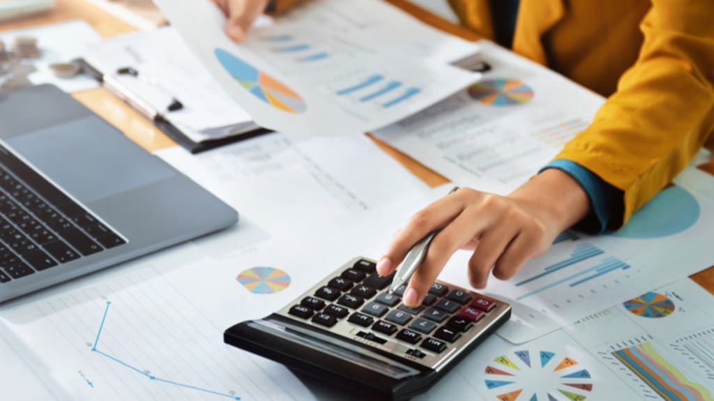 entrepreneurs qui consulte l&#8217;état de son budget