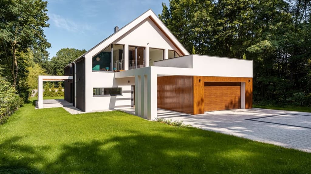 maison résidentielle écologique entourée d&#8217;une forêt