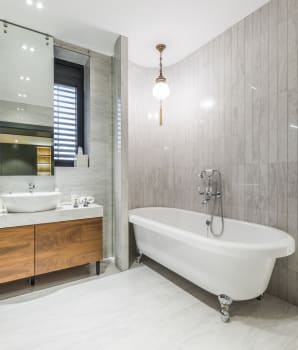 Mur spectaculaire de carrelage gris dans une salle de bain moderne