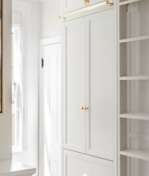 Armoire encastrée dans une salle de bain blanche