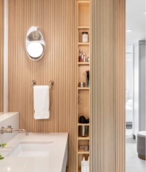 Haut rangement sur mesure avec produits de bain et porte ouverte