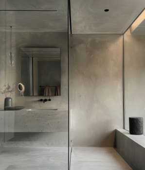 Salle de bain en microciment et lavabo en béton
