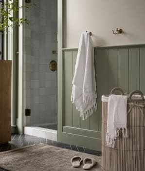 Lambris de bois vert sur la moitié d’un mur de la salle de bain