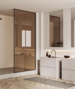Salle de bain avec douche, miroirs, lavabos séparés, murs blancs et parquet en bois de chêne