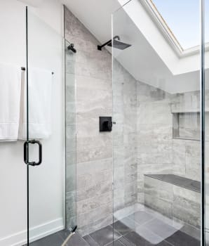 Puits de lumière au-dessus d’une douche walk-in en verre
