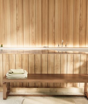 Baignoire recouverte de lattes de bois dans une salle de bain zen japonaise