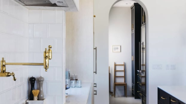 Arch-shaped kitchen entrance
