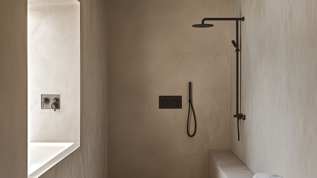Grande douche walk-in minimaliste recouverte de microciment