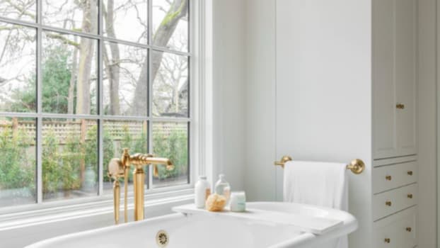 Grand meuble de rangement sur mesure de couleur blanche dans une salle de bain classique