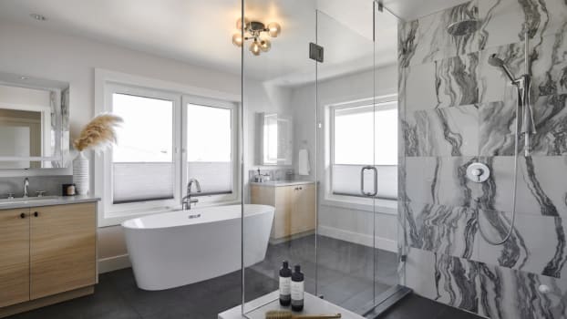 Deux meubles-lavabos séparés par un bain