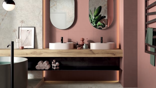 Sol de salle de bain en marbre, double vasque, miroirs et mur rose