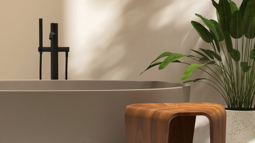 Table d’appoint en bois près d’un grand bain et d’une plante