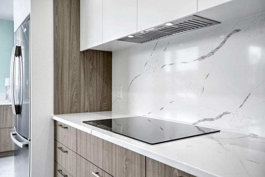 Une plaque de cuisson est installée sur le comptoir en quartz