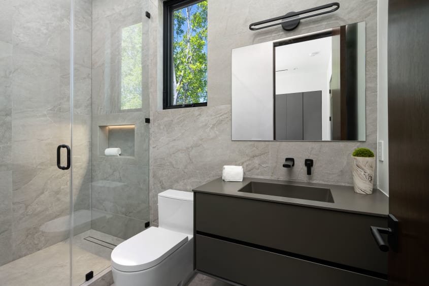 Salle de bain et douche en pierre grise