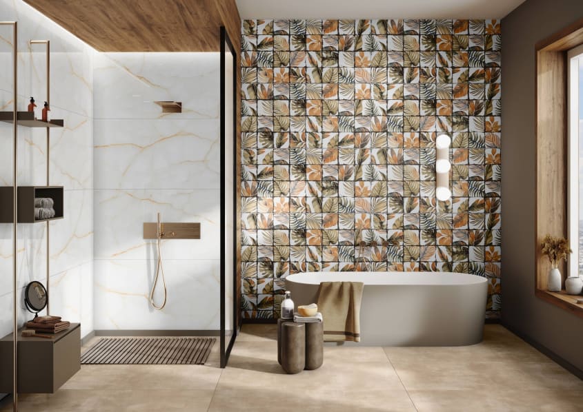 Étagères ouvertes, douche, mur accent avec céramique à motifs de plantes et baignoire