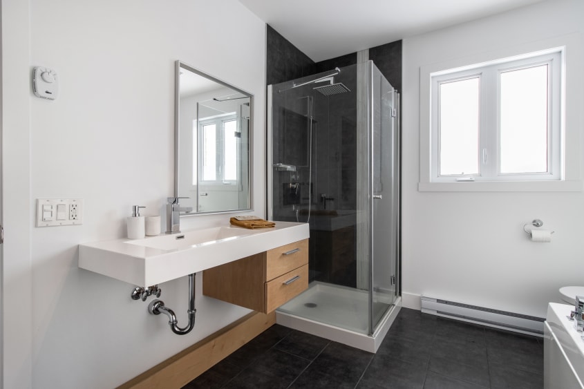 Douche avec base en acrylique et mur de céramique noire