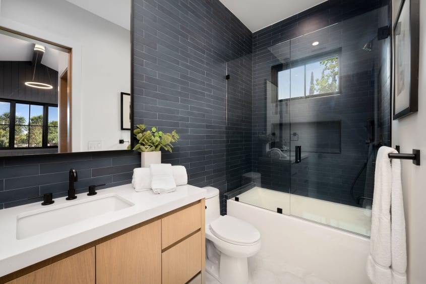 Bain-douche avec rideau et meuble-lavabo