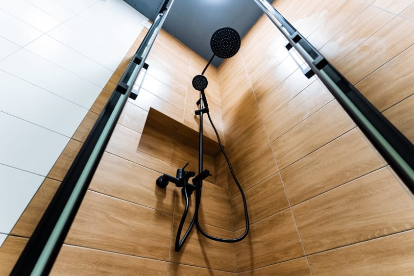 Gros plan sur une douche téléphone