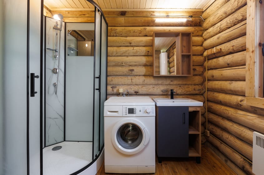 Douche modulaire en coin rond dans une propriété en bois rond