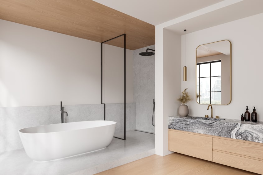 Douche à l’italienne avec cloison en verre et meuble-lavabo suspendu avec comptoir en marbre