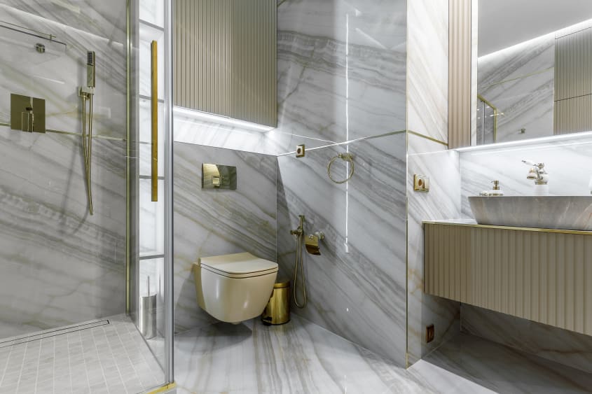 Salle de bain grise avec accents dorés