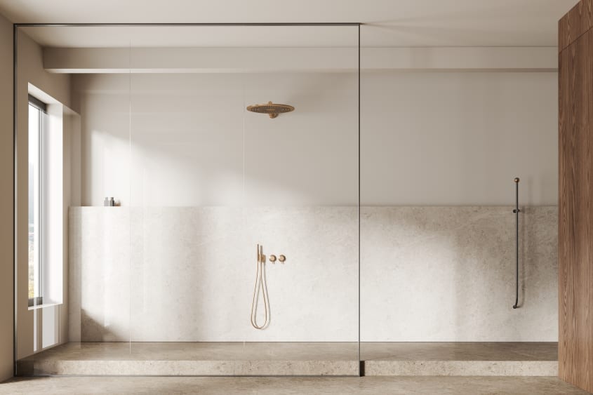 Grande douche à l’italienne avec base en ciment