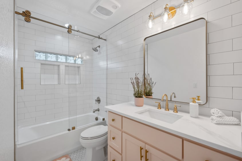 Pommeau de douche fixe dans un bain-douche vitré