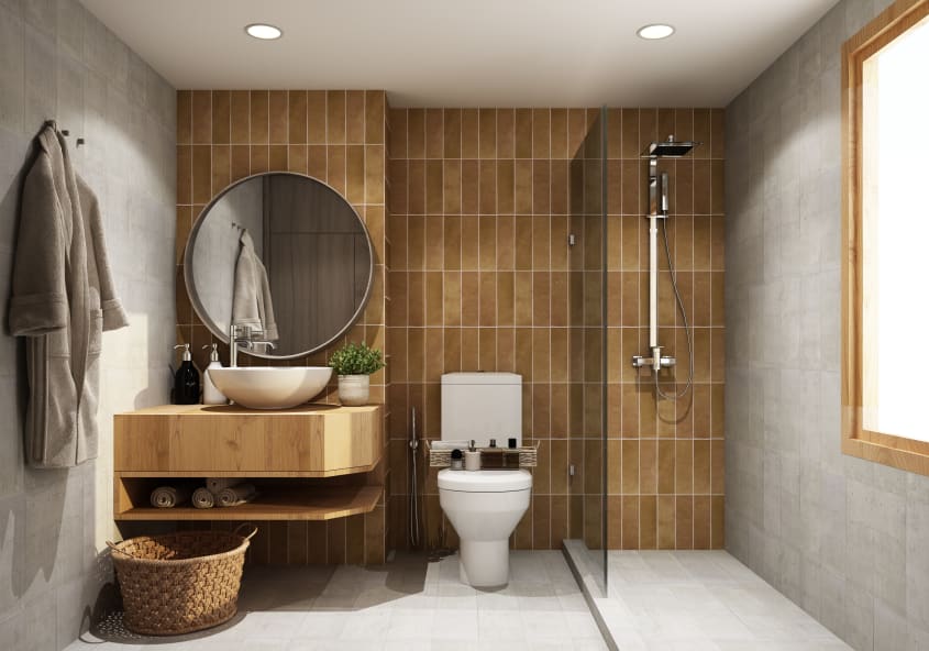 Douche à l’italienne et mur de salle de bain avec tuiles de céramique verticales