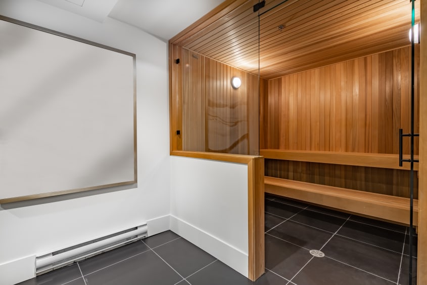 Sauna en bois avec banc dans une maison