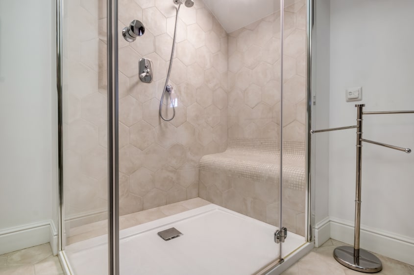 Acrylique au fond d’une douche avec un banc