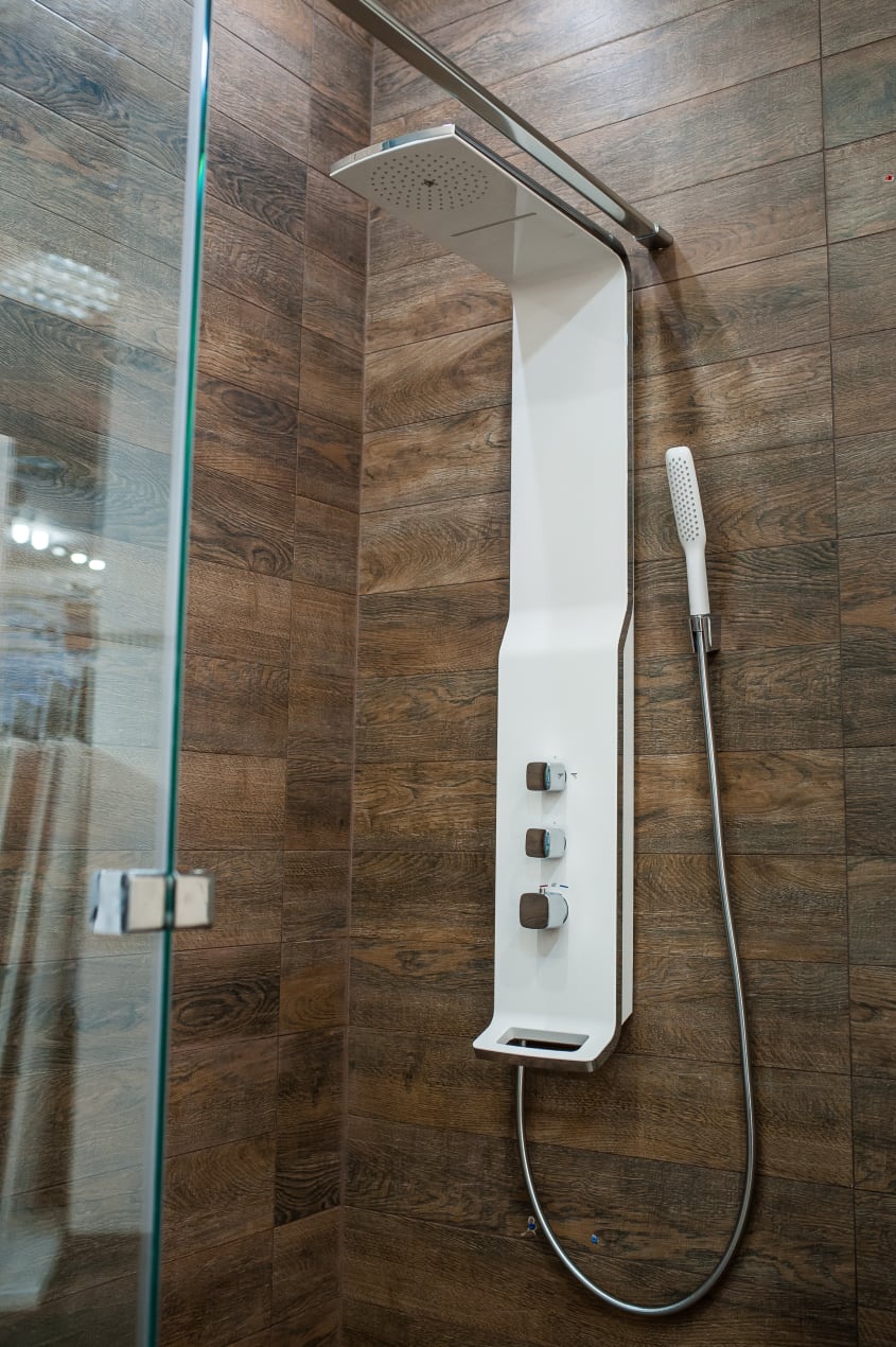 Colonne de jet de corps dans une douche italienne