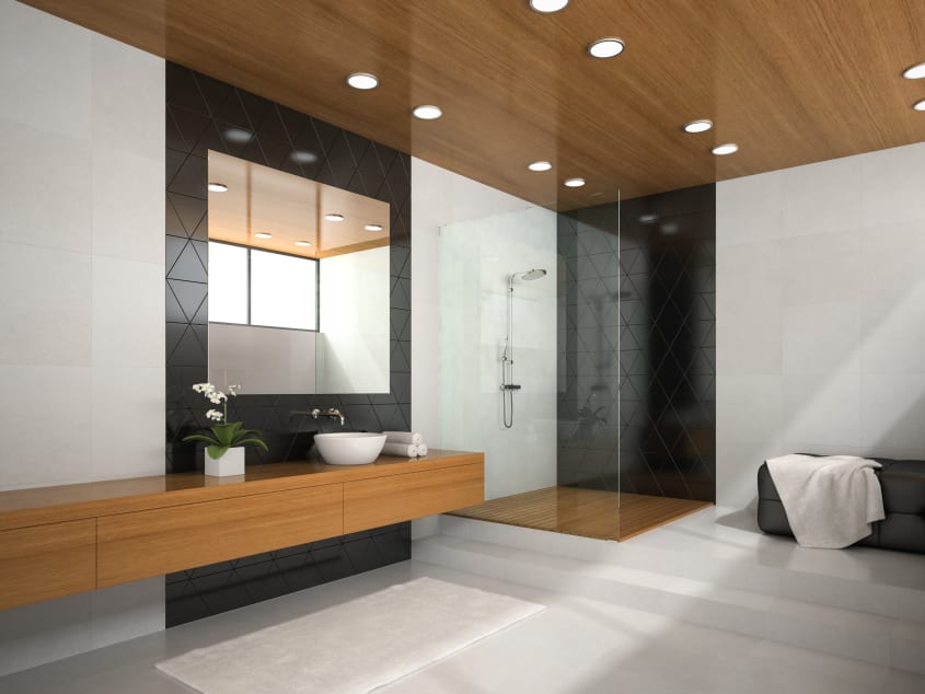 Grande douche vitrée sur podium dans une salle de bain moderne