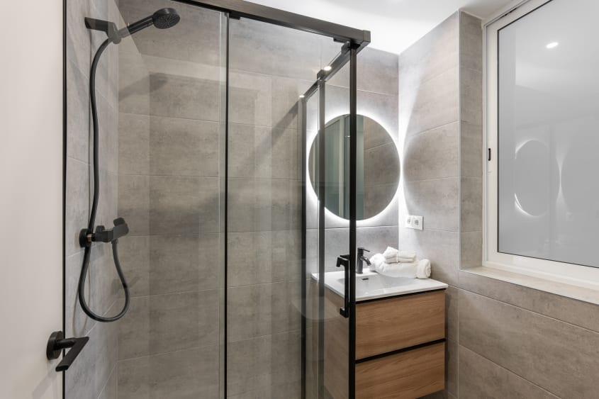 Douche téléphone et petit meuble-lavabo
