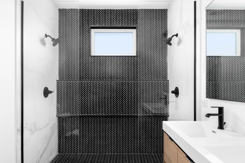 Douche vitrée avec céramique noire