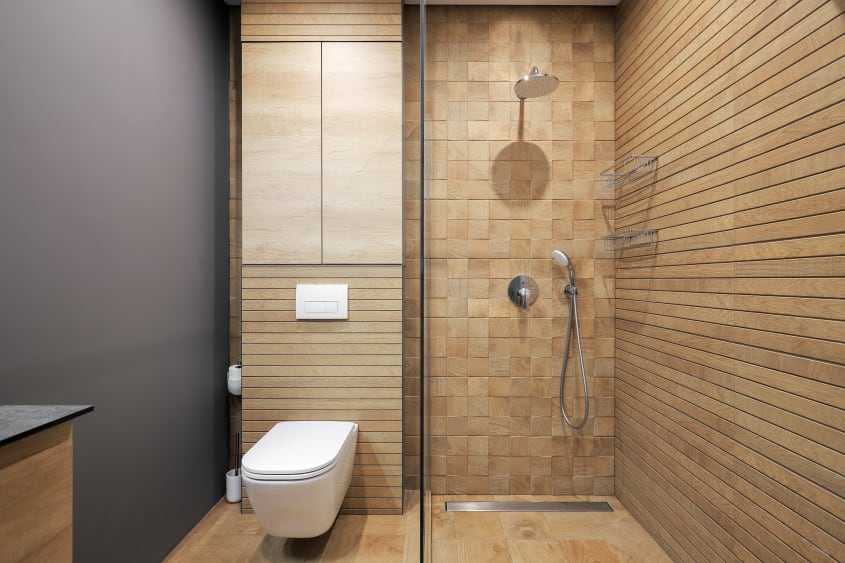 Murs de douche en bois avec lattes