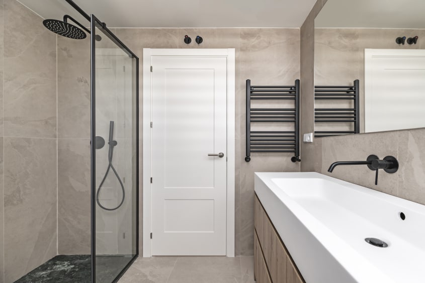 Pommeau de douche noir avec jet de pluie