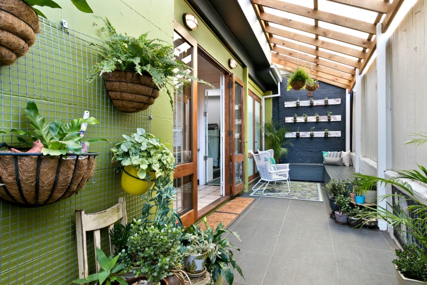 Petit balcon rempli de plantes de toutes sortes