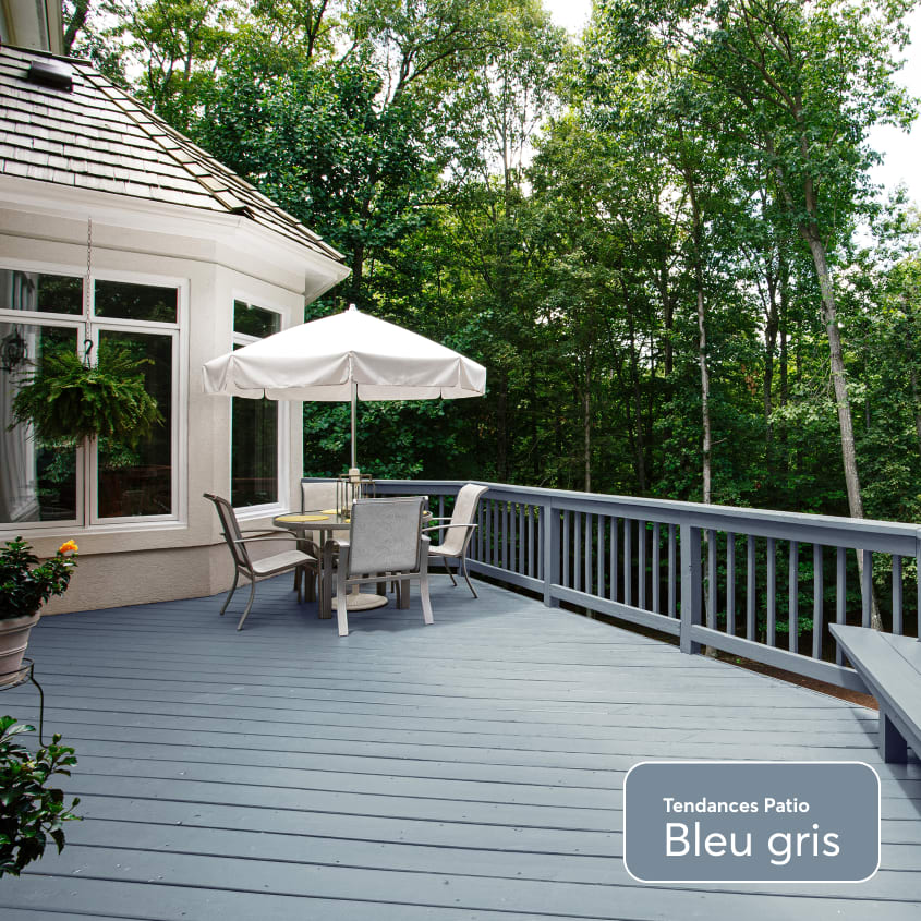 Grand patio en bois avec rambarde de couleur bleu gris