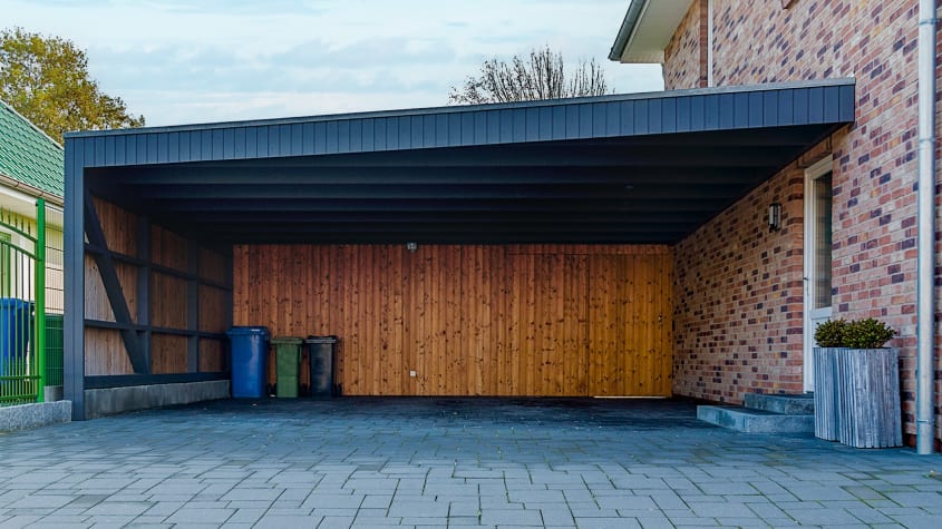 Abri d’auto moderne installé à côté d’une maison