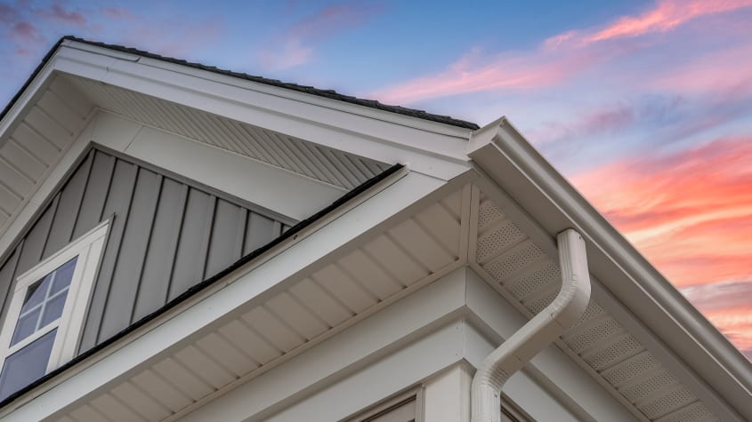 Bordures de toit d’une maison et gouttières