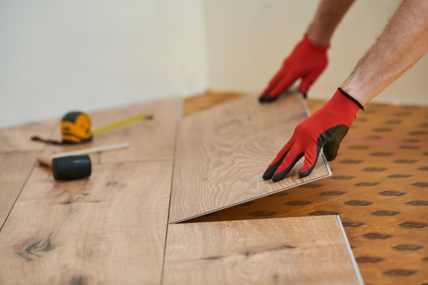 Pose de plancher de vinyle SPC en sous-sol