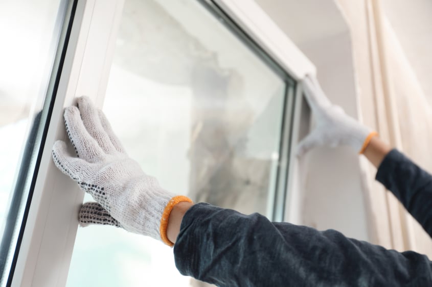 Entrepreneur en train d'installer une fenêtre en hiver au Québec
