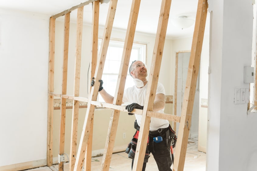 entrepreneur RénoAssistance sur un chantier de rénovation