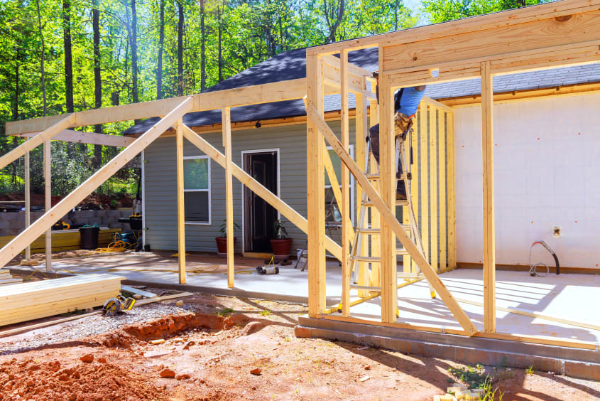 Home addition with lateral extension in Quebec