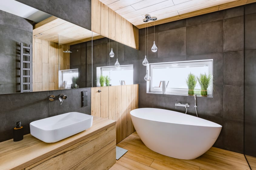 Freestanding tub in reinforced resin facing a window